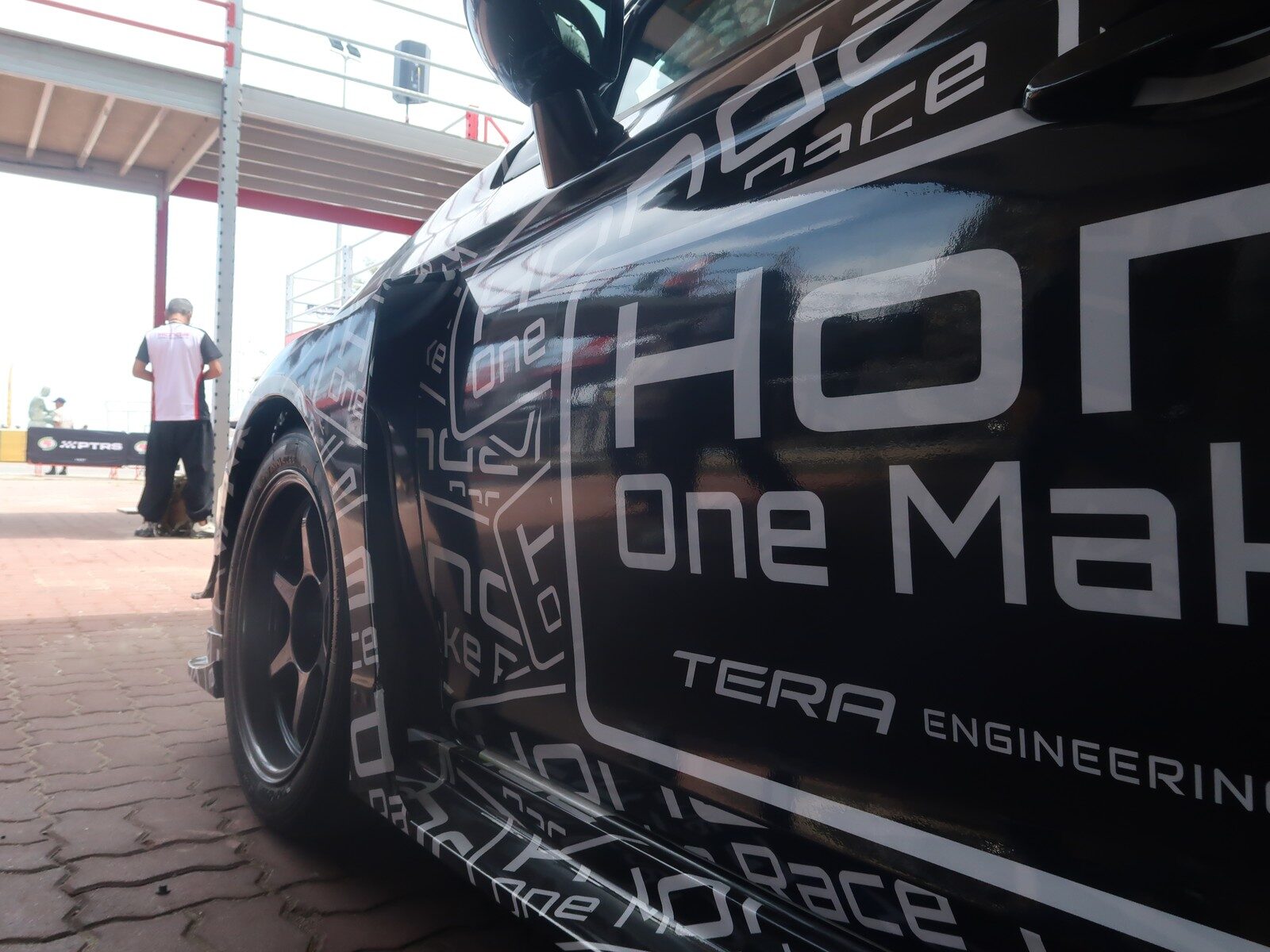 โลโก้ Honda One Make Race และ TERA Engineering บนประตู