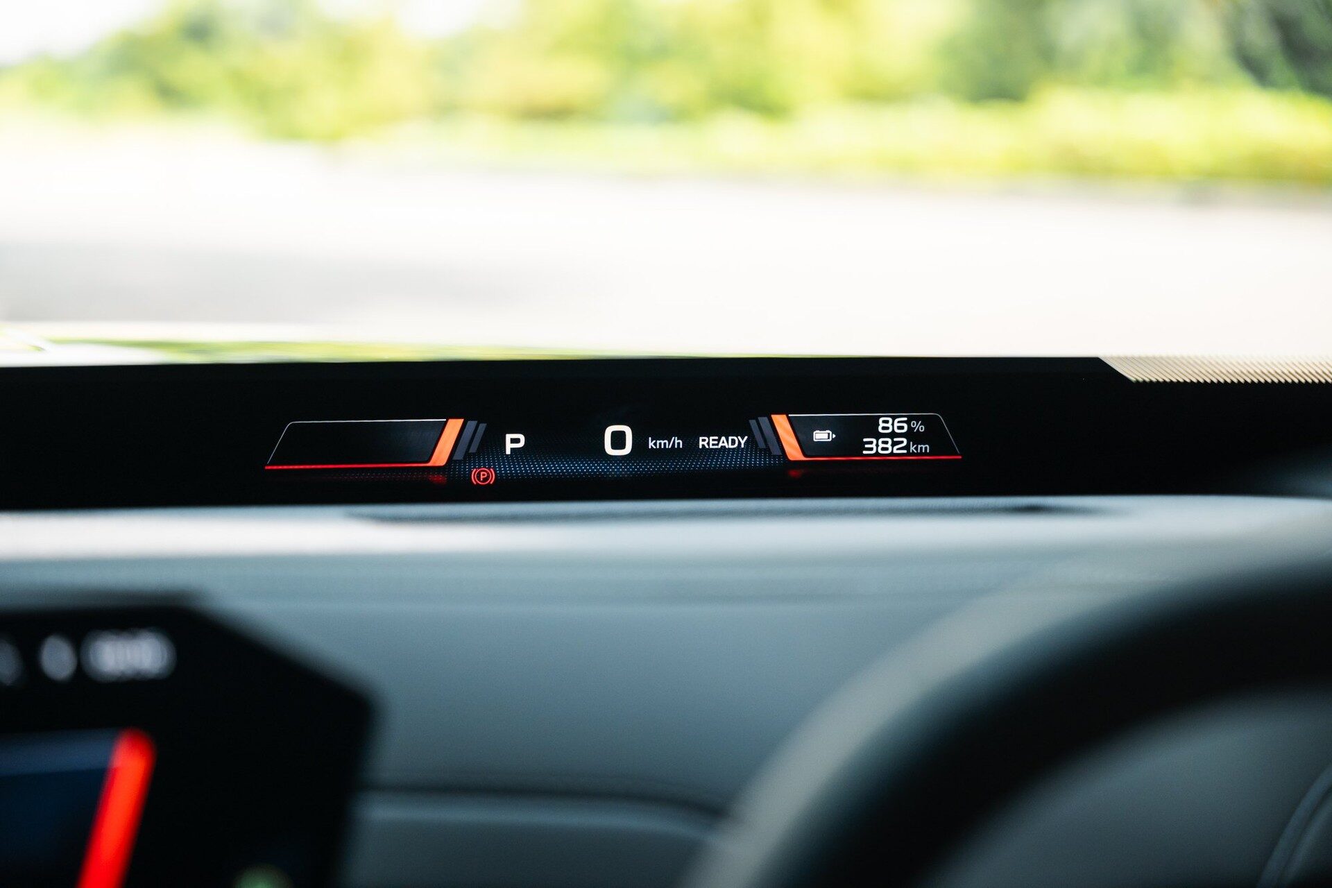 แถบแสดงผล BMW Panoramic Vision ใต้กระจกบังลม