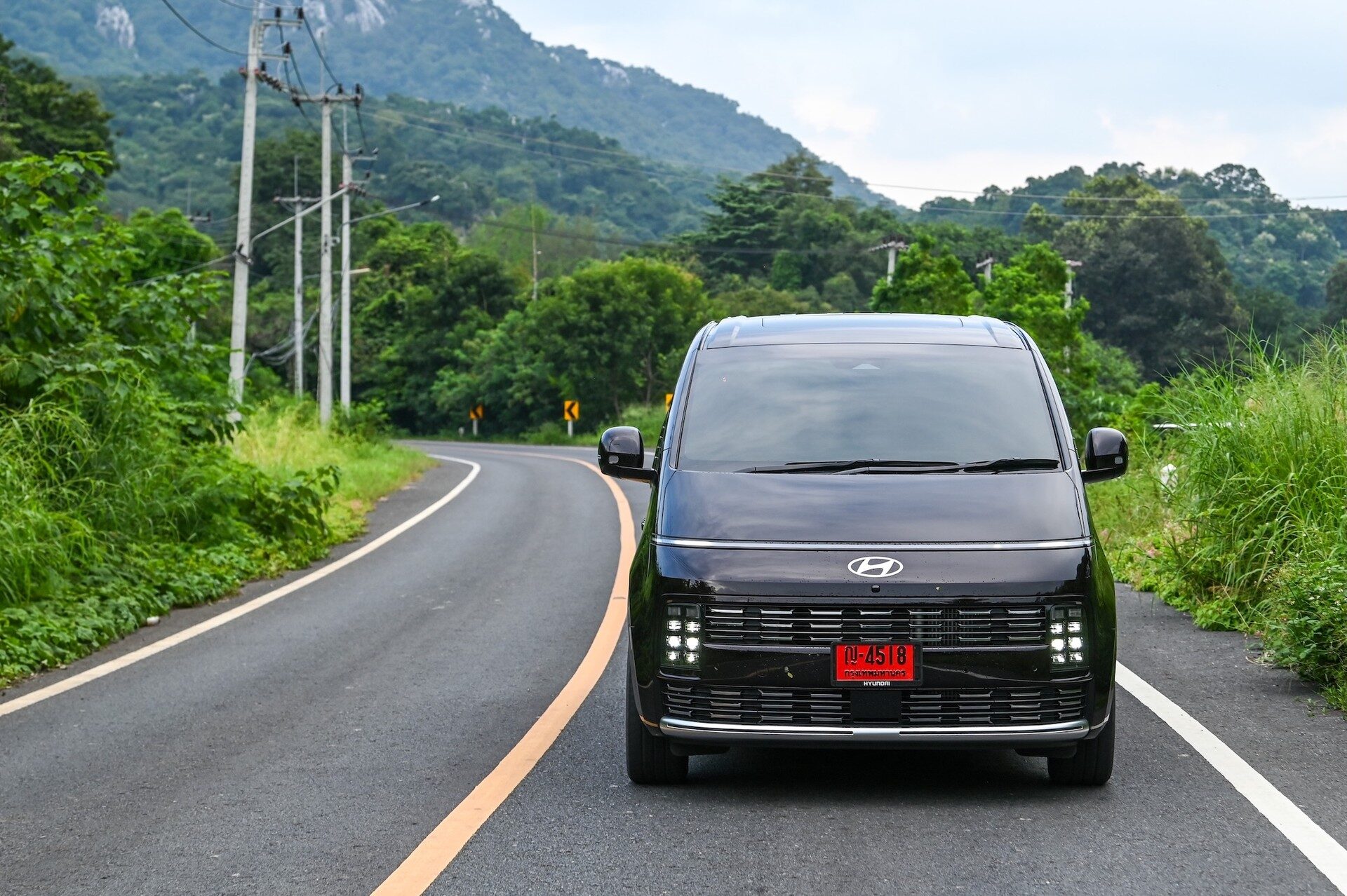 Hyundai STARIA Hybrid 2026 สีดำ ด้านหน้า บนถนนต่างจังหวัด