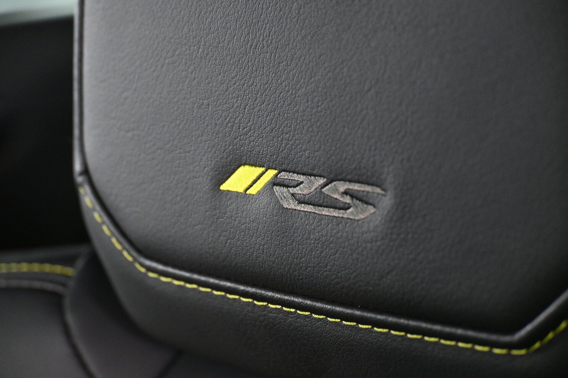 สัญลักษณ์ RS บนพนักพิงเบาะ MU-X RS