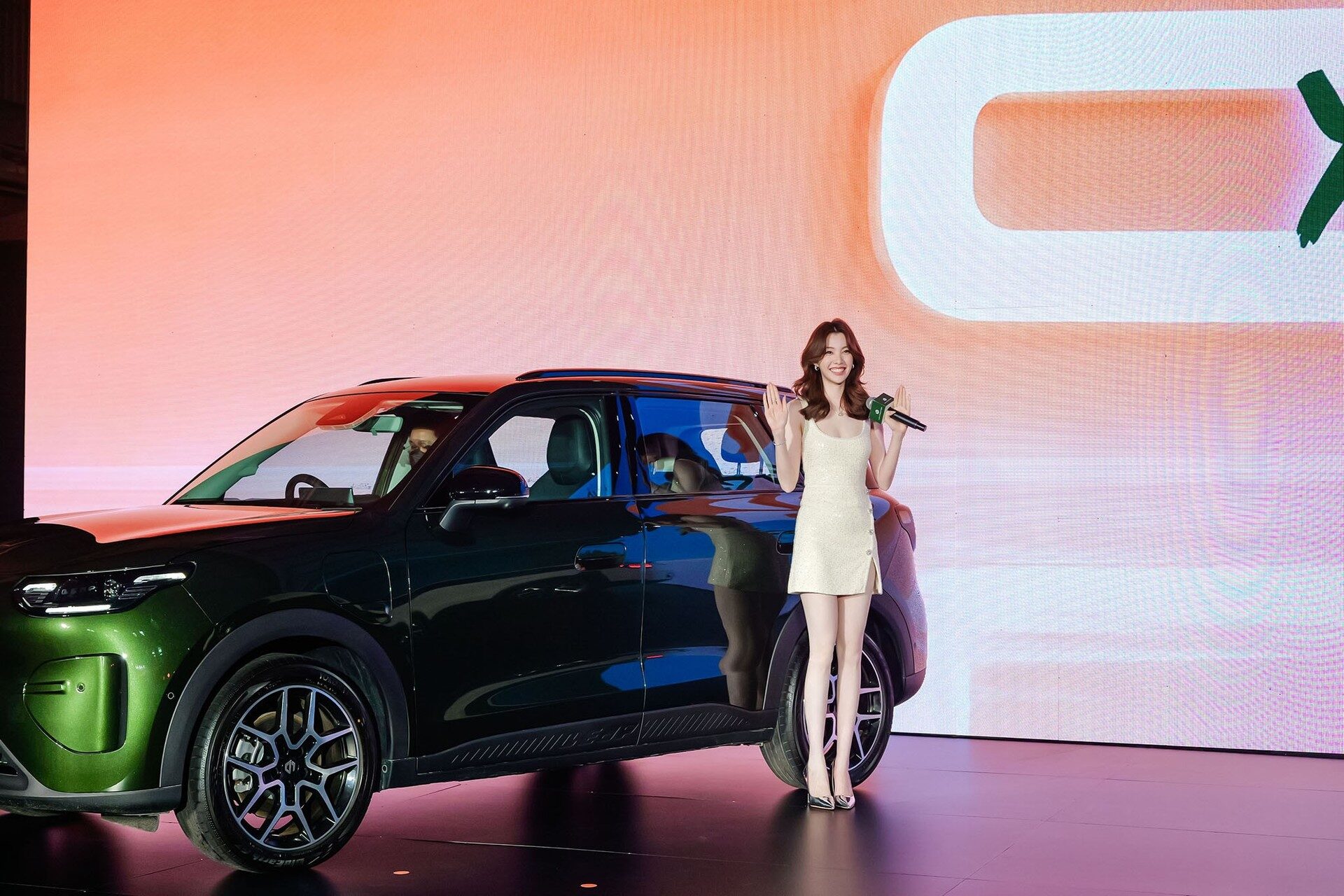 ออม กรณ์นภัส B03X Ambassador ข้าง Leapmotor B03X สีเขียว
