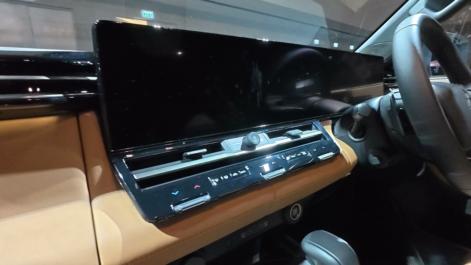หน้าจอ 14.3 นิ้วและแผงหน้าปัดโทน Camel-Black ใน Pajero Super Exceed
