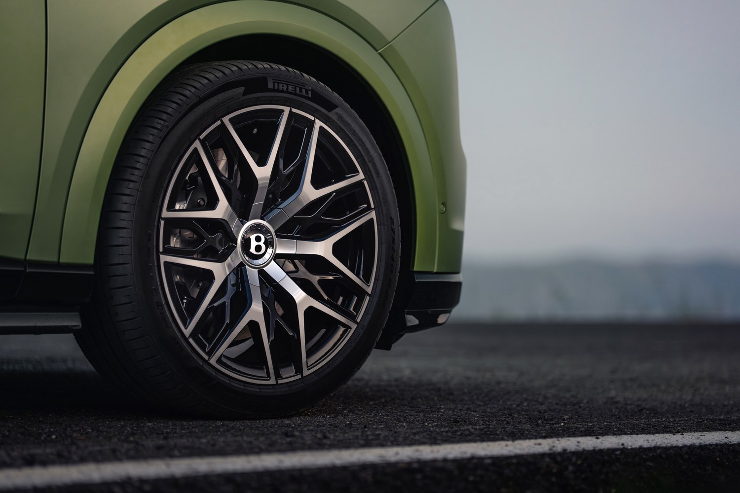 ล้ออัลลอยด์ Bentley ลายก้านแฉกพร้อมยาง Pirelli