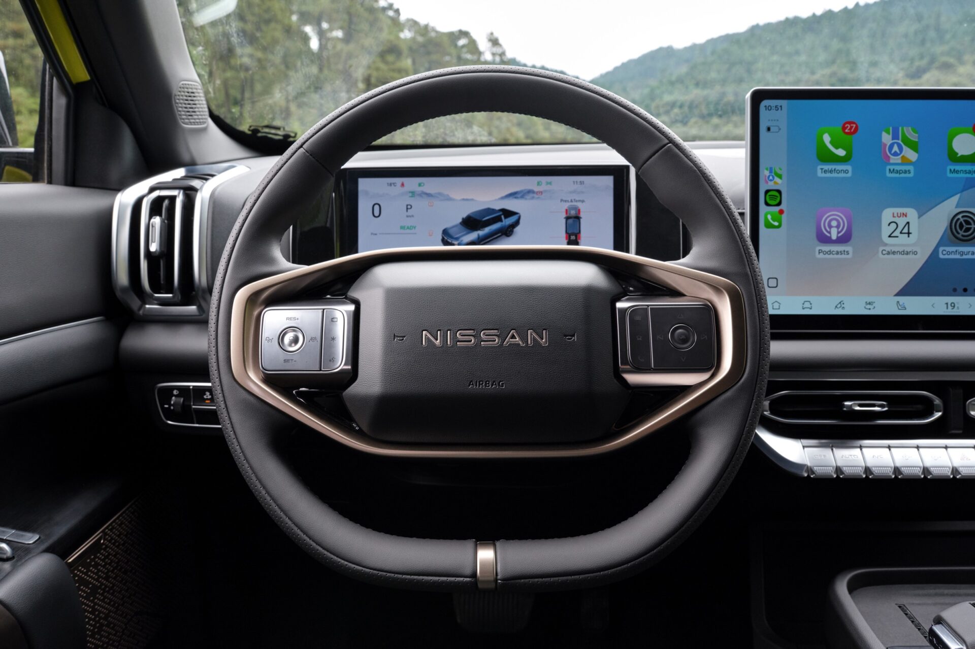 พวงมาลัย Nissan ขอบสีทองแดง จอแสดงผลหน้าไดรเวอร์และจอกลาง