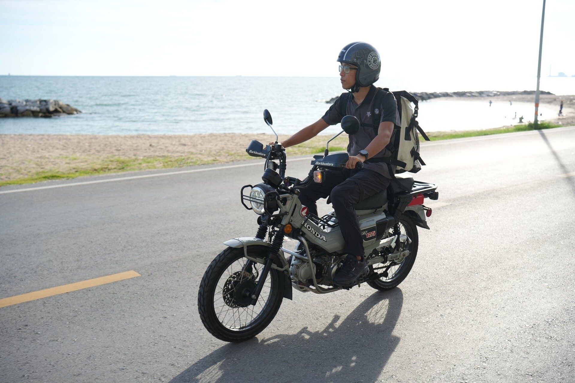 ผู้ร่วมทริปขี่ Honda CT125 เลียบชายทะเล