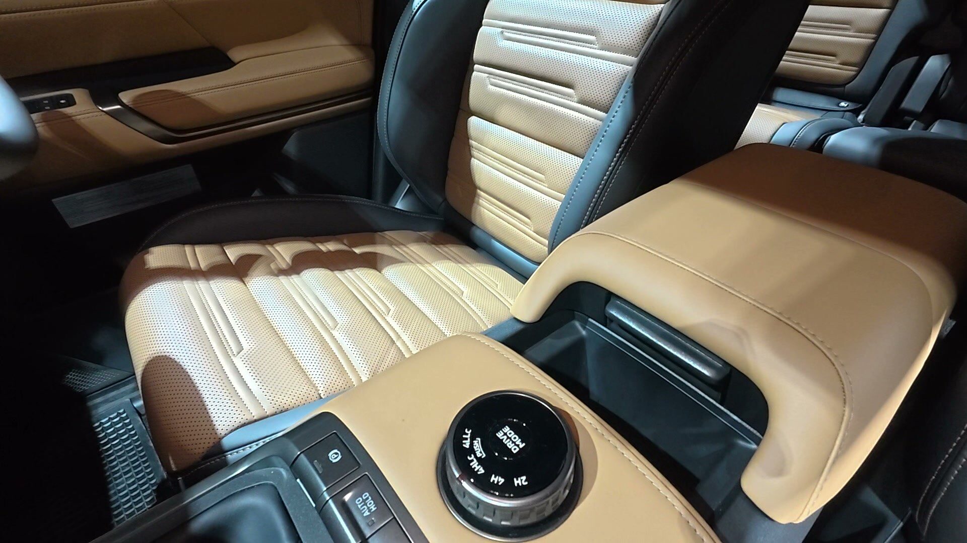 เบาะหนัง Semi-Aniline โทน Camel-Black ใน Pajero Super Exceed