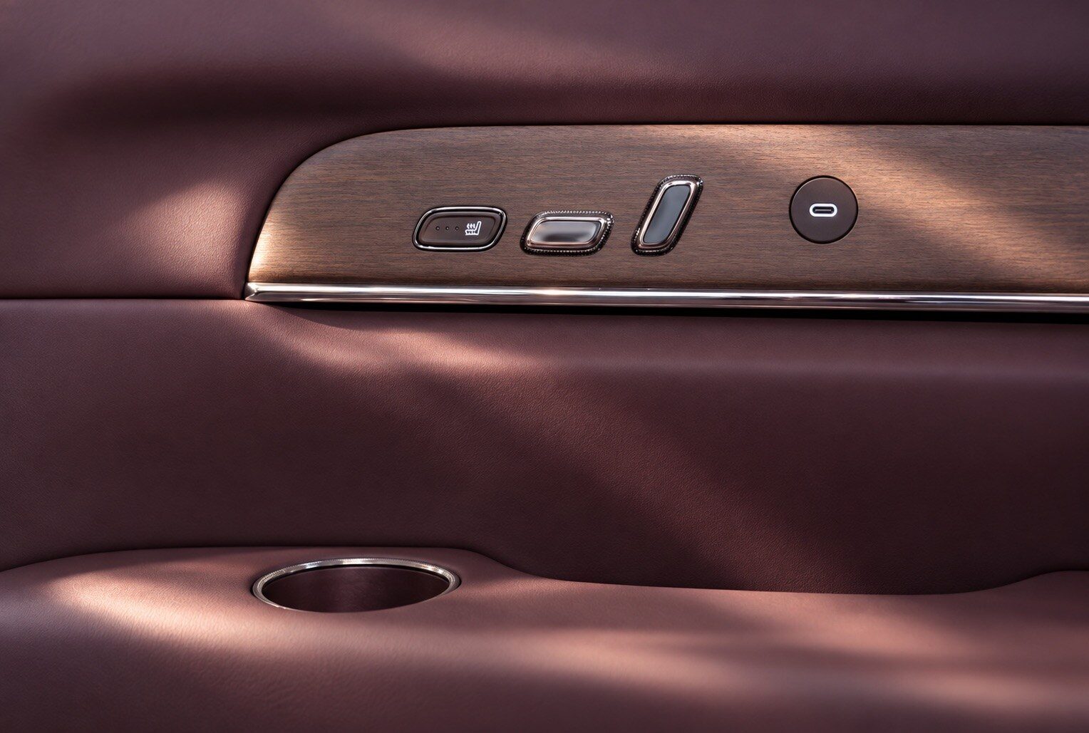 LUXEED EHV V9 2026 เผยโฉมในไทย MPV หรูเบาะหมุน 180 องศา 11