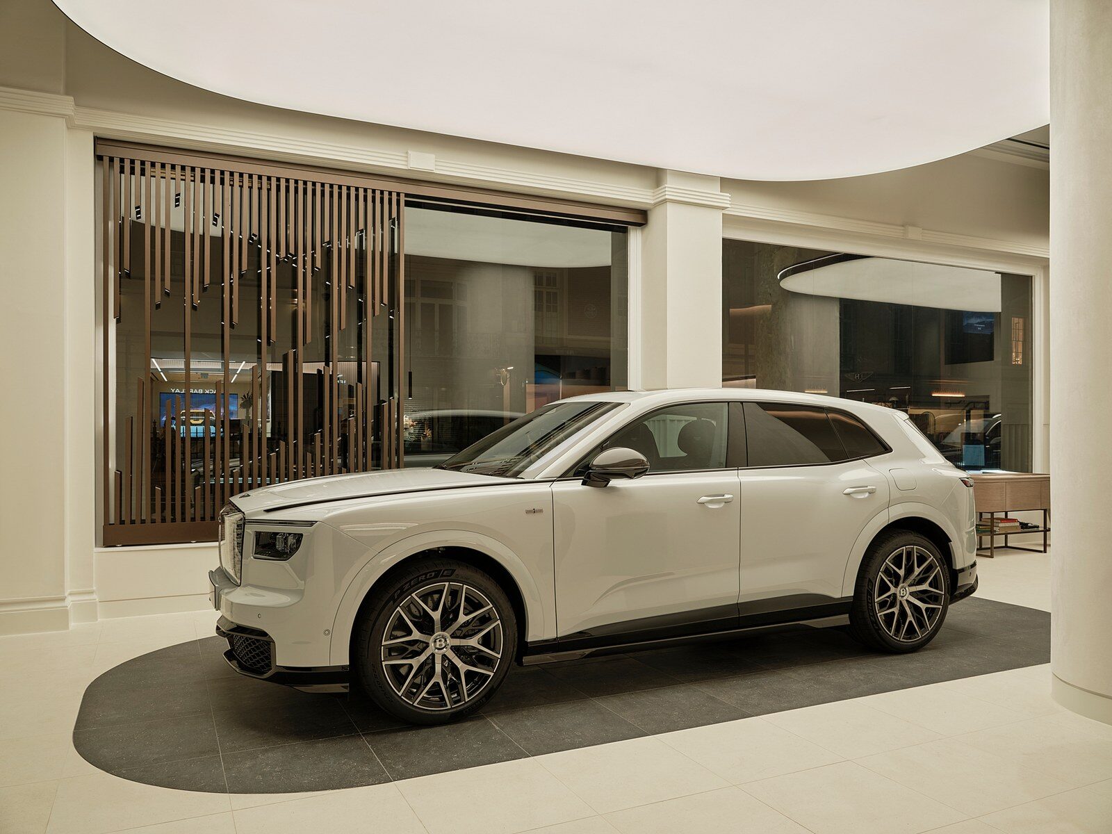 Bentley Torcal มุมข้างบนแท่นจัดแสดงในโชว์รูม