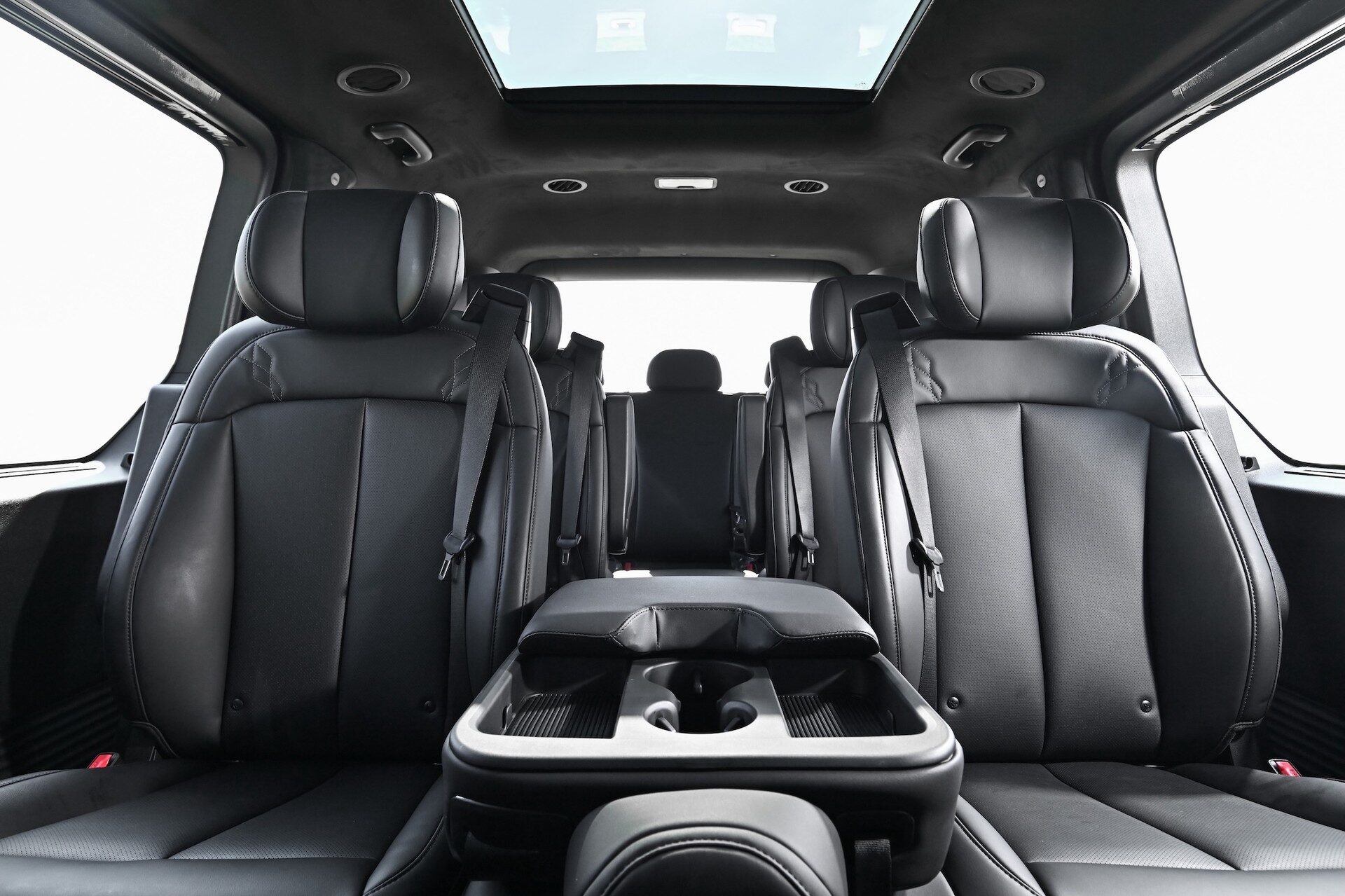 ห้องโดยสารด้านหลัง Hyundai STARIA Hybrid 2026 มองจากท้ายรถ