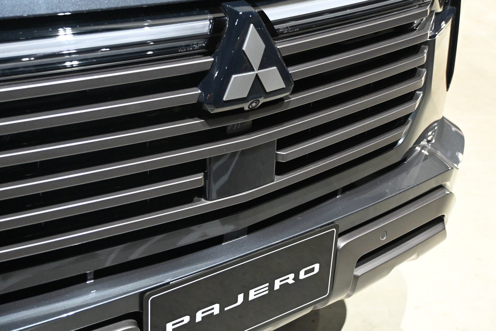 ภาพใกล้กระจังหน้า Kendo Mask และป้าย PAJERO