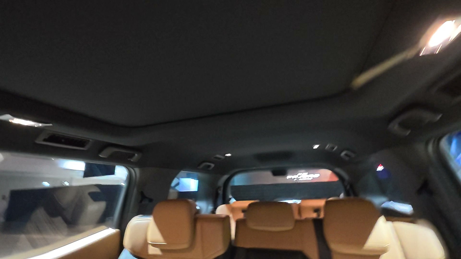 หลังคากระจกพาโนรามาและเบาะแถว 2 ใน Pajero Super Exceed
