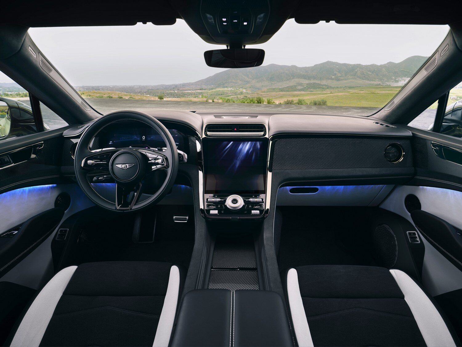ภาพห้องโดยสาร Bentley Torcal จากกึ่งกลาง เห็นแผงหน้าปัดสมมาตรและเบาะหน้า