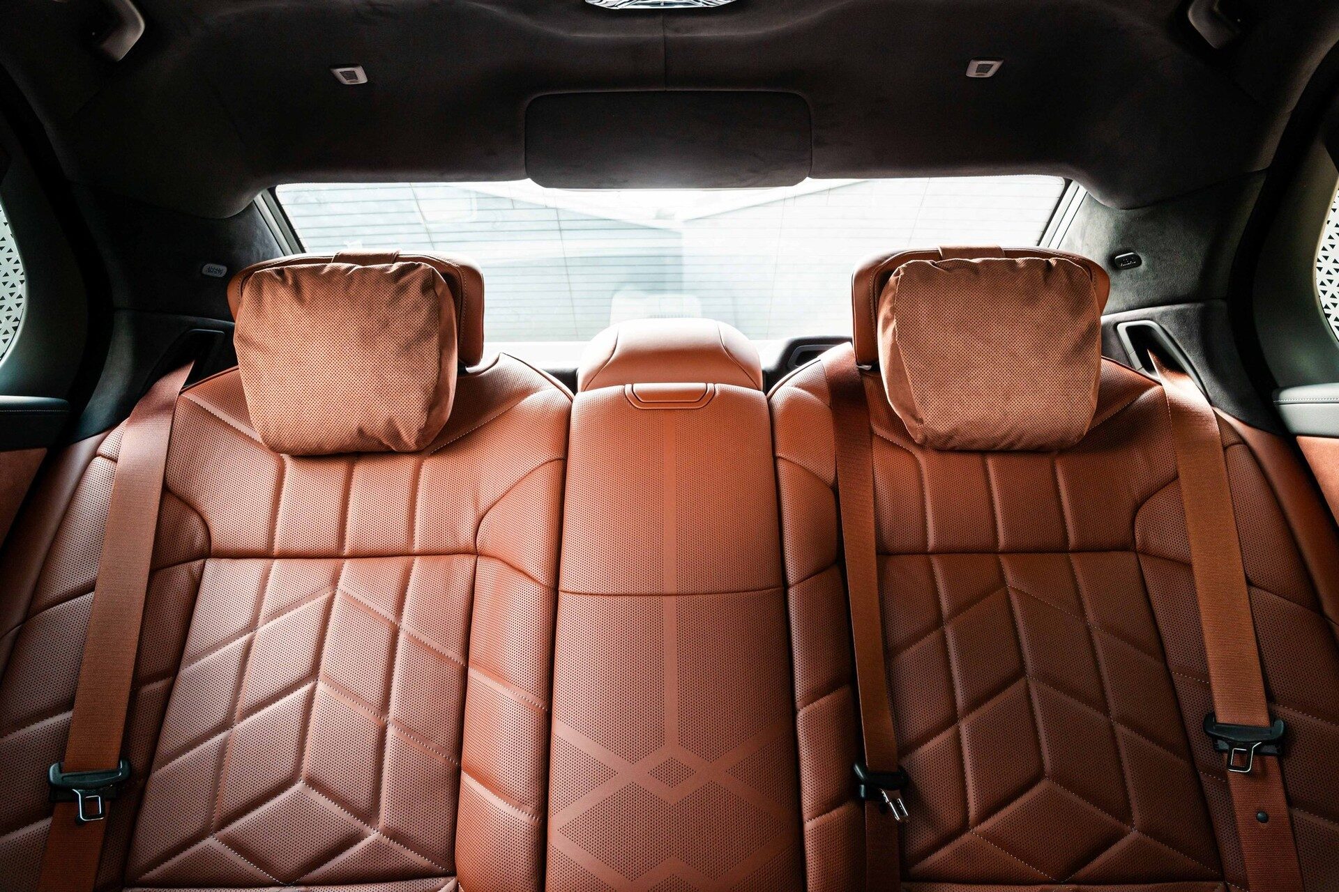 เบาะหลังหนังสีน้ำตาล BMW ซีรีส์ 7 ใหม่