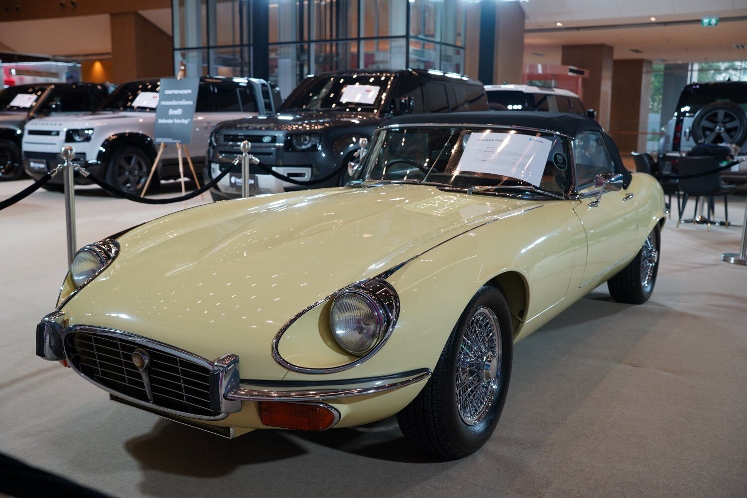 Jaguar E-Type Series 3 V12 ปี 1973 สี Pale Primrose Yellow