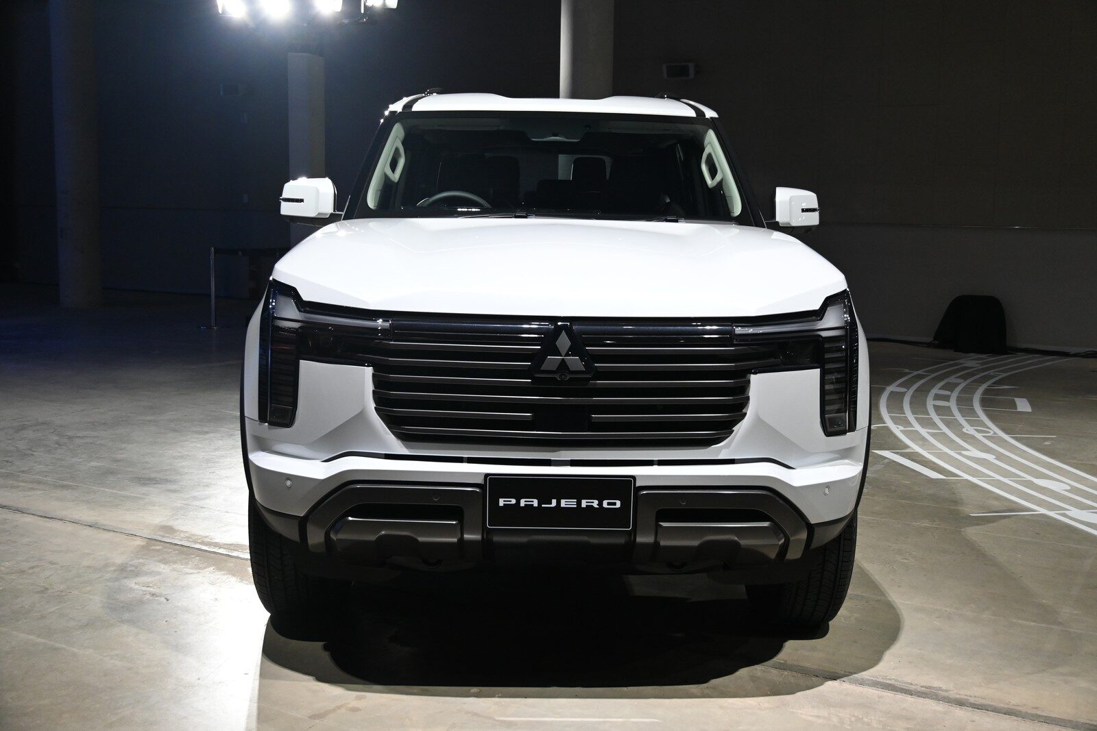 ด้านหน้า Pajero ใหม่สีขาวมุก White Diamond