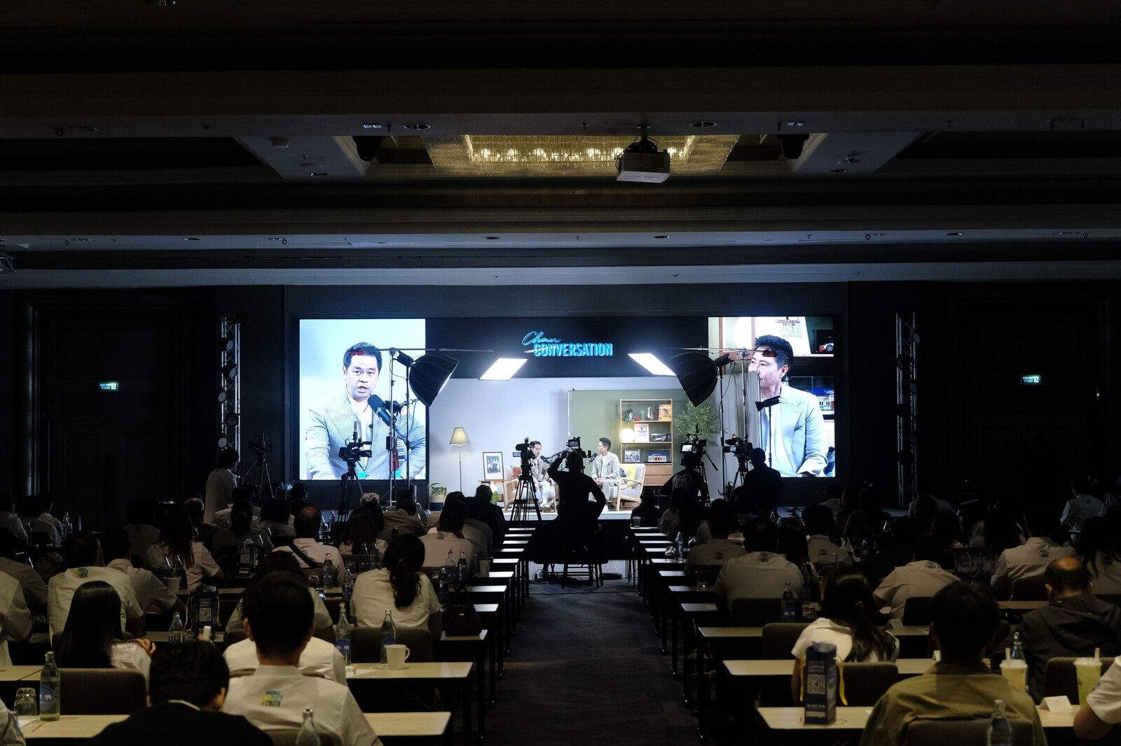 ผู้เข้าร่วมในห้องประชุมชมการบันทึกรายการ Chanversation บนจอ LED