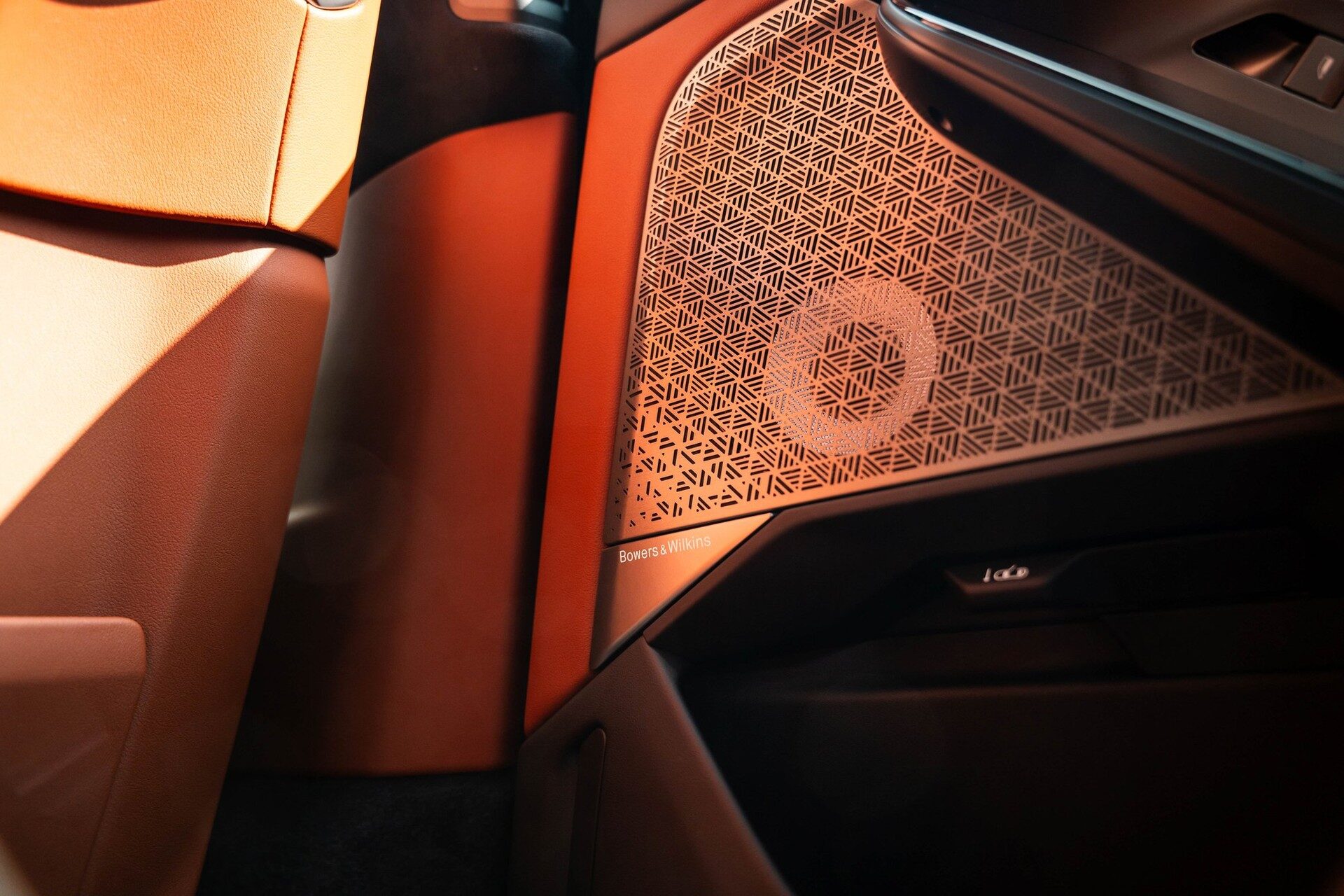 ลำโพง Bowers & Wilkins บนแผงประตู BMW ซีรีส์ 7 ใหม่