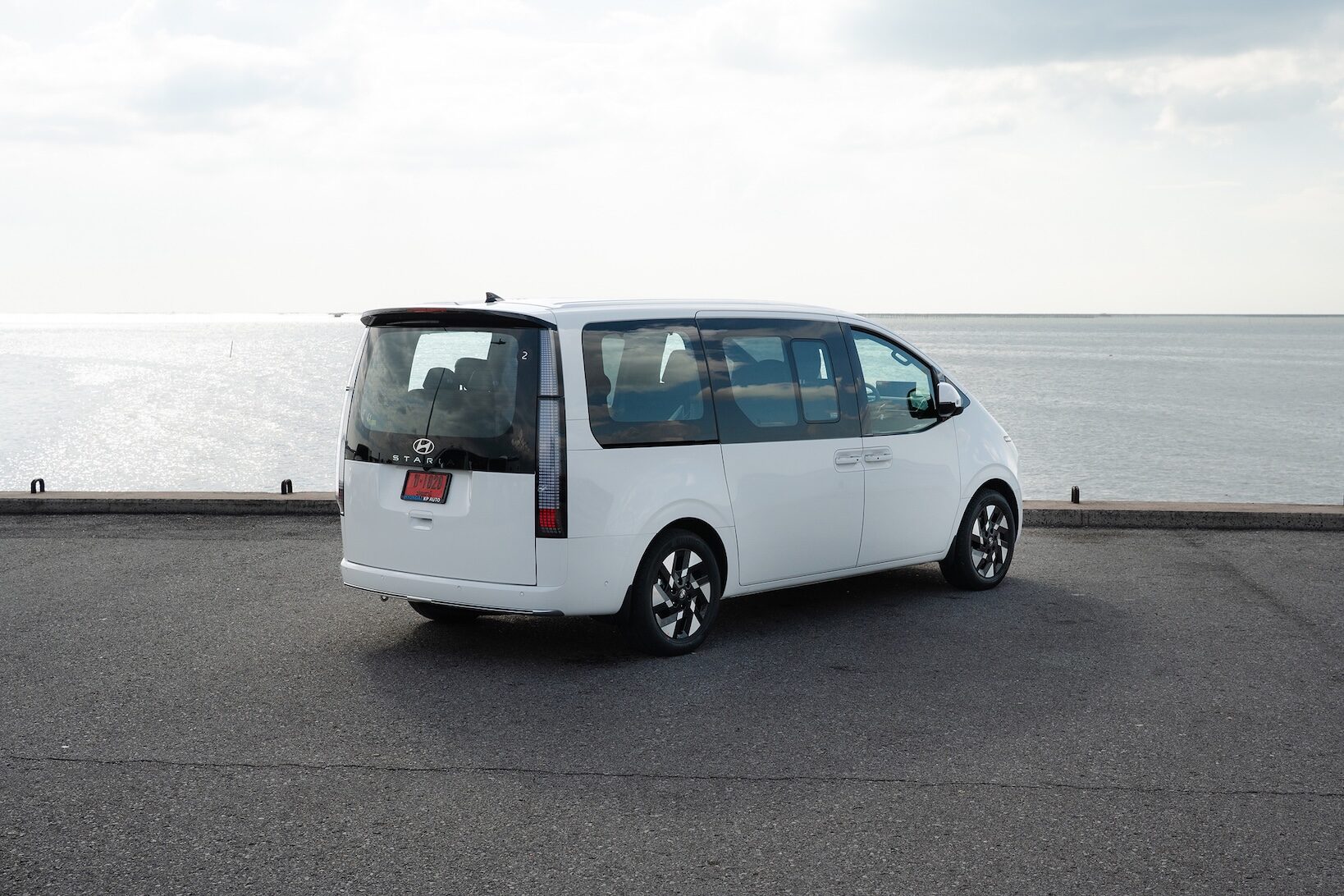 Hyundai STARIA Hybrid 2026 สีขาว ด้านท้าย