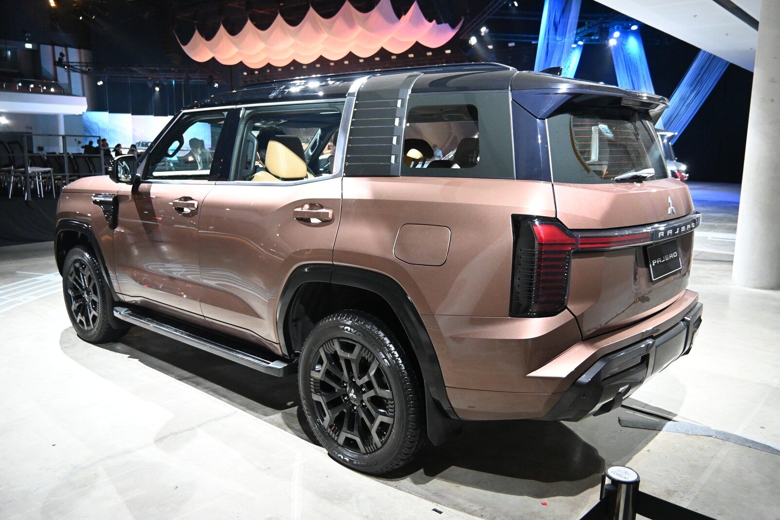 ด้านท้าย Pajero ใหม่สีอาร์เมอร์ คอปเปอร์ ไฟท้าย LED