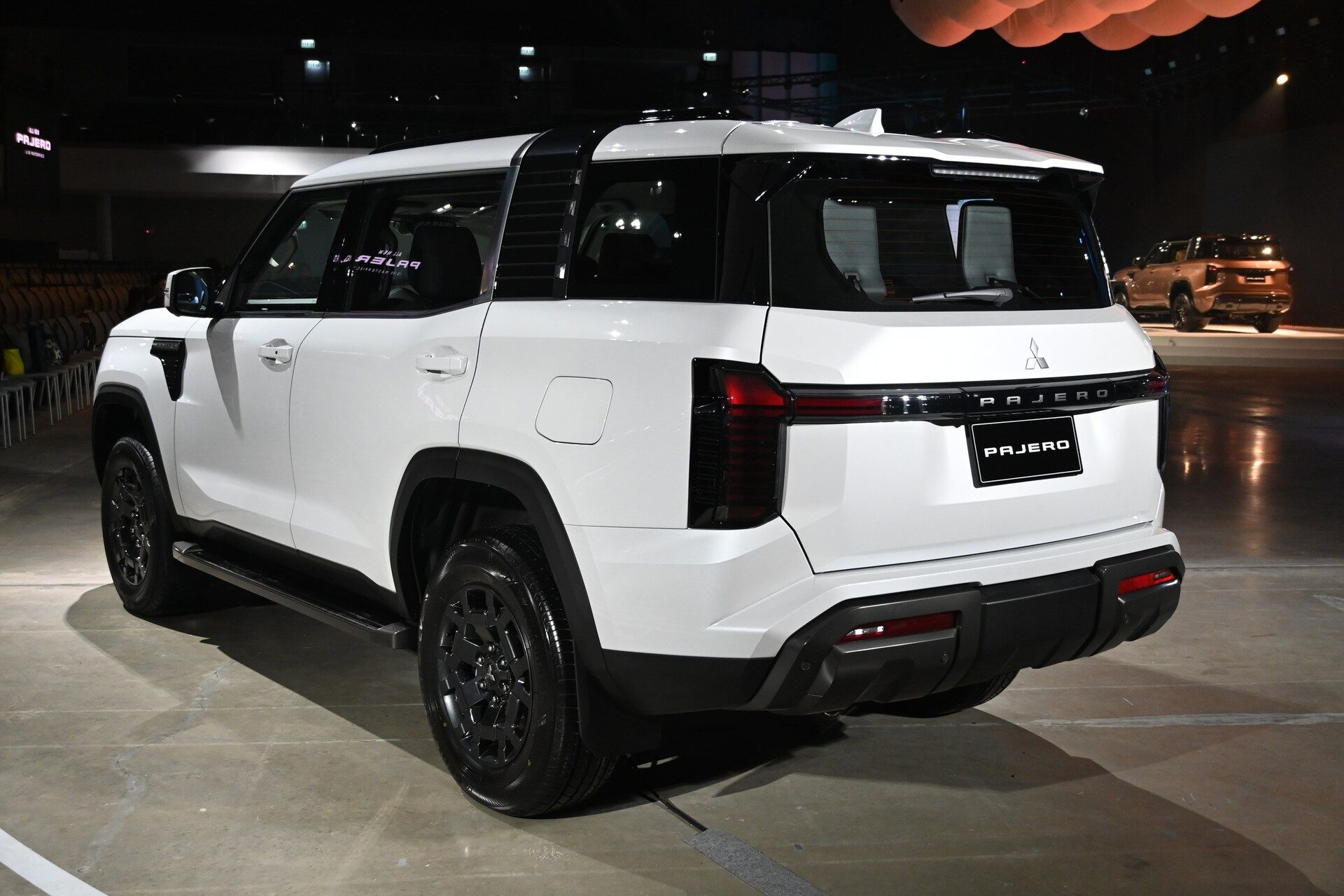 ด้านท้าย Mitsubishi Pajero GLS 2WD สีขาว