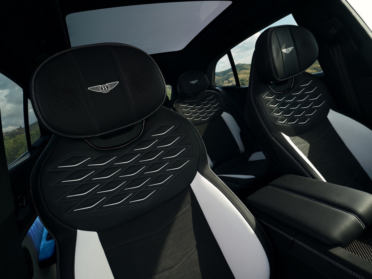 เบาะหน้าหนังดำ-ขาวของ Bentley Torcal พร้อมโลโก้ Bentley บนพนักพิงศีรษะ