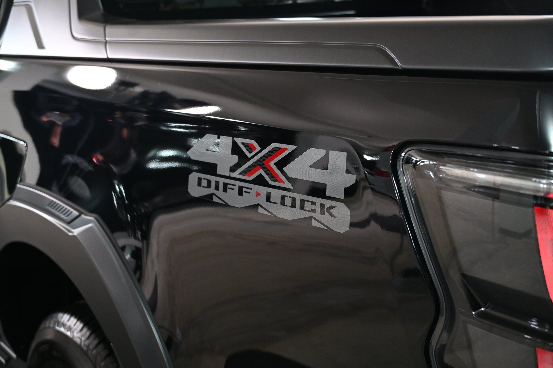 สติกเกอร์ 4x4 DIFF-LOCK ที่แก้มท้าย D-MAX V-CROSS