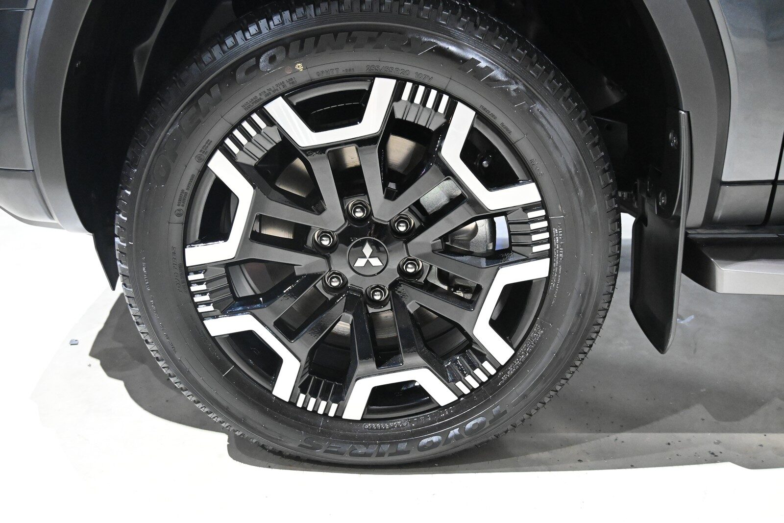 ล้ออัลลอยทูโทน 20 นิ้วของ Pajero ใหม่