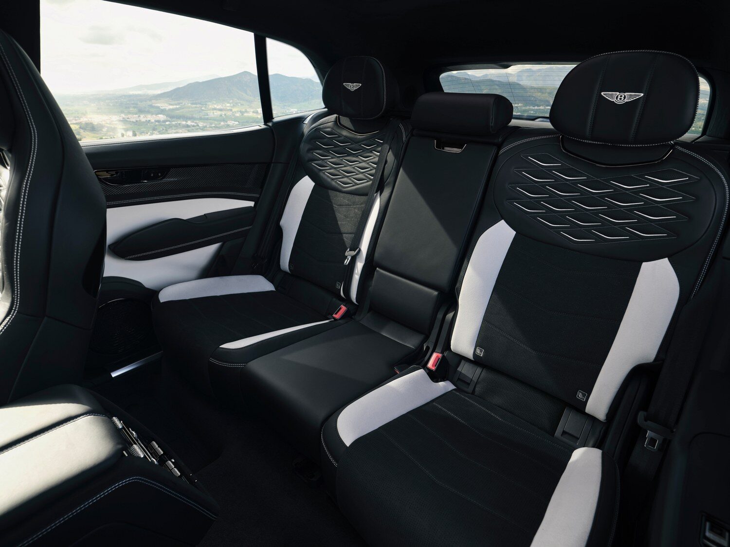 เบาะแถวหลังของ Bentley Torcal สำหรับผู้โดยสาร 3 คน
