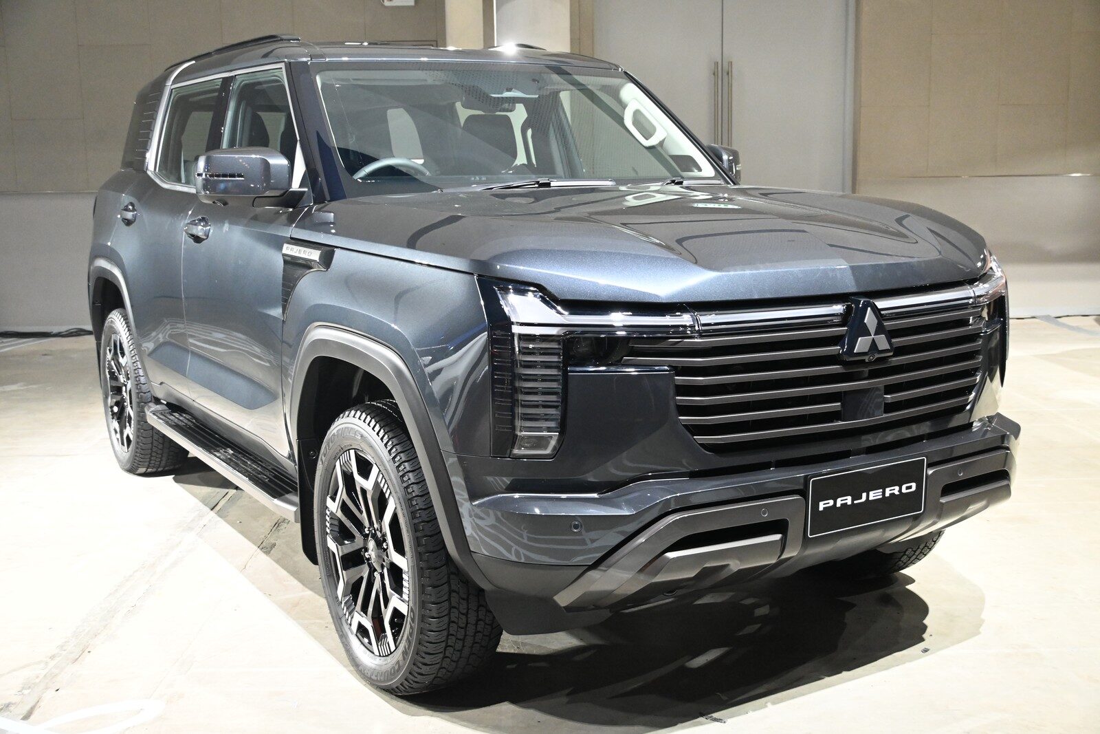 Pajero ใหม่สีเทา Graphite Gray มุมหน้าเฉียง