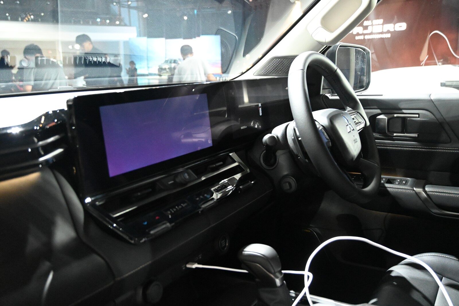 แผงหน้าปัดโทนดำและหน้าจอ Monolithic Dual Display ของ Pajero ใหม่