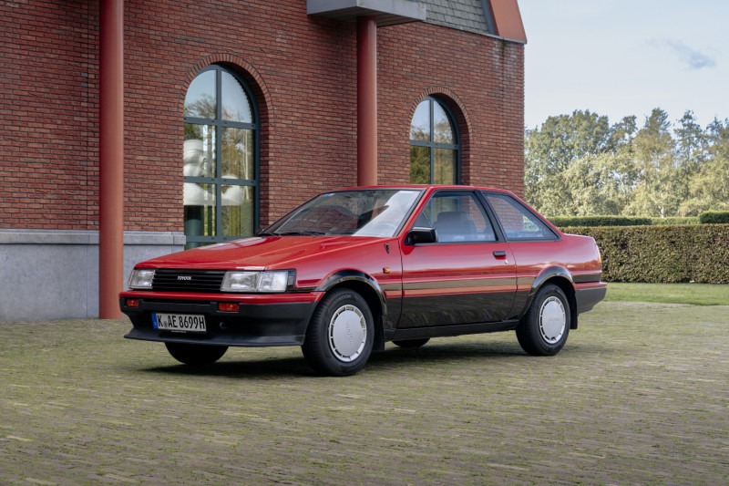 Toyota Corolla AE86 สีแดง