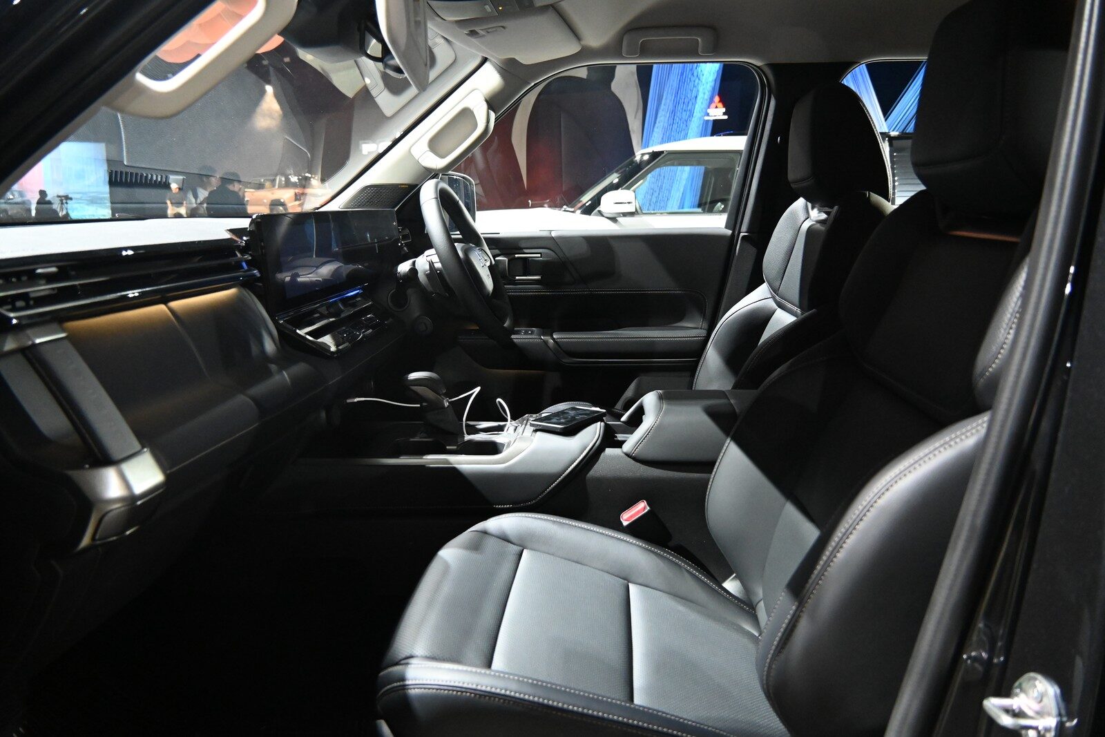 เบาะคู่หน้าหนังโทนดำของ Pajero ใหม่