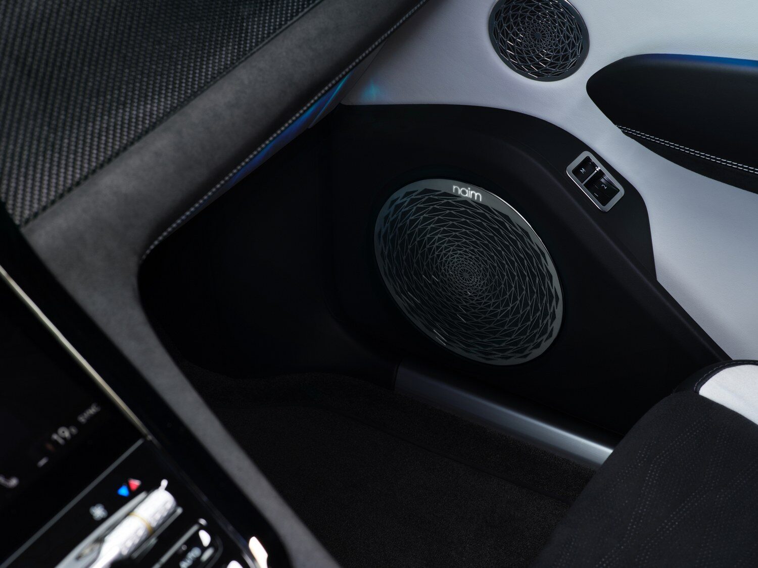 ลำโพง Naim ที่แผงประตูภายใน Bentley Torcal