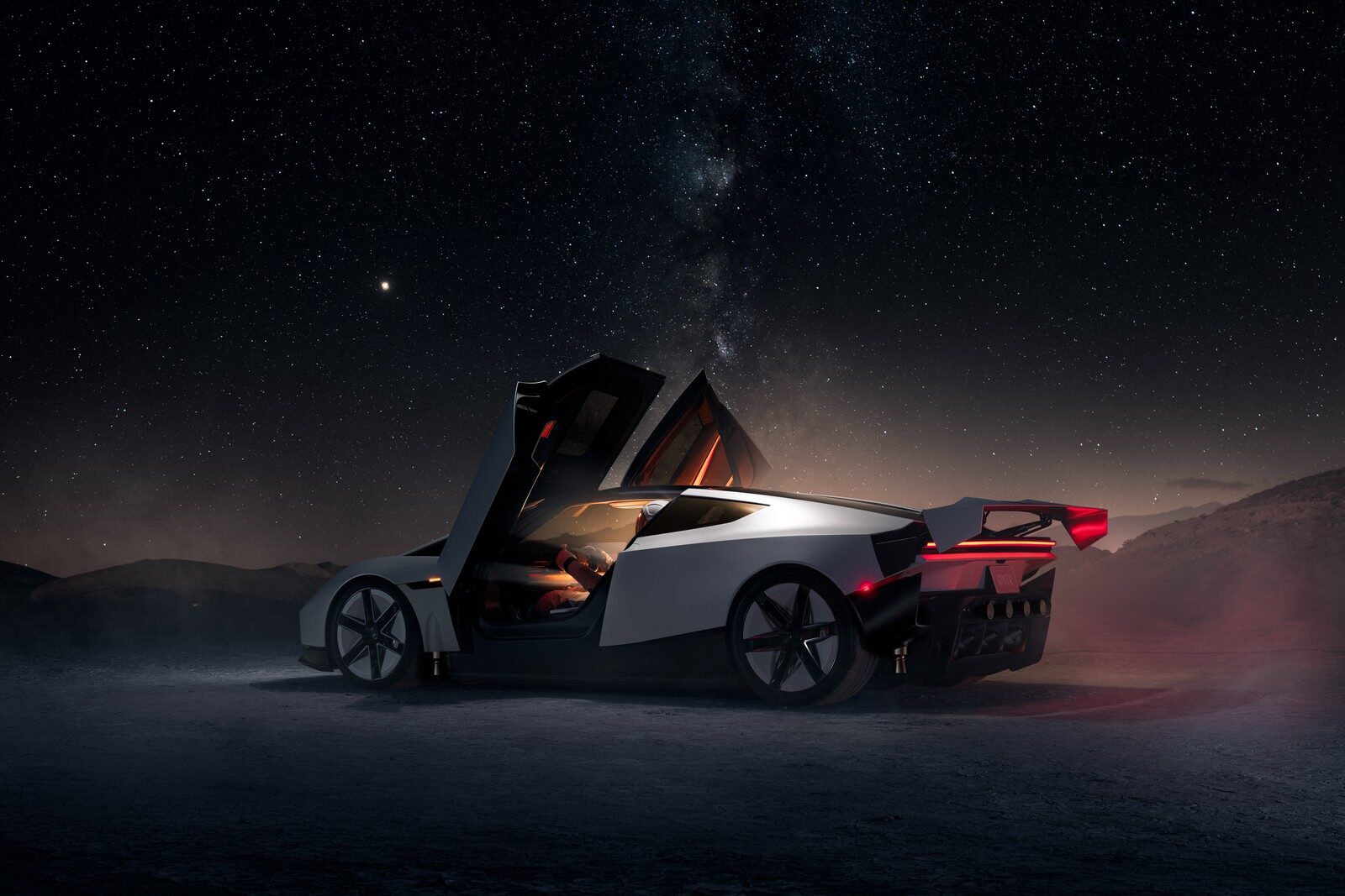 Roadster มองจากด้านข้างหลัง ยกประตูขึ้นใต้ท้องฟ้าดาว