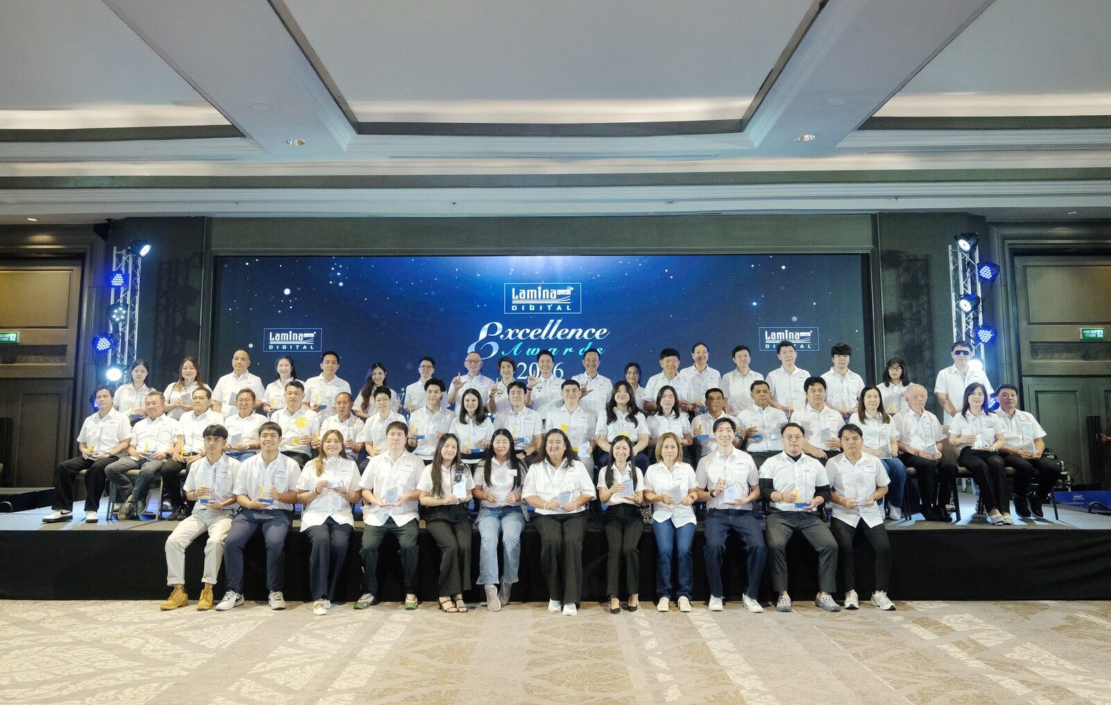 ภาพหมู่ผู้บริหารศูนย์ตัวแทนจำหน่ายบนเวที ฉากหลัง Lamina Excellence Awards 2026