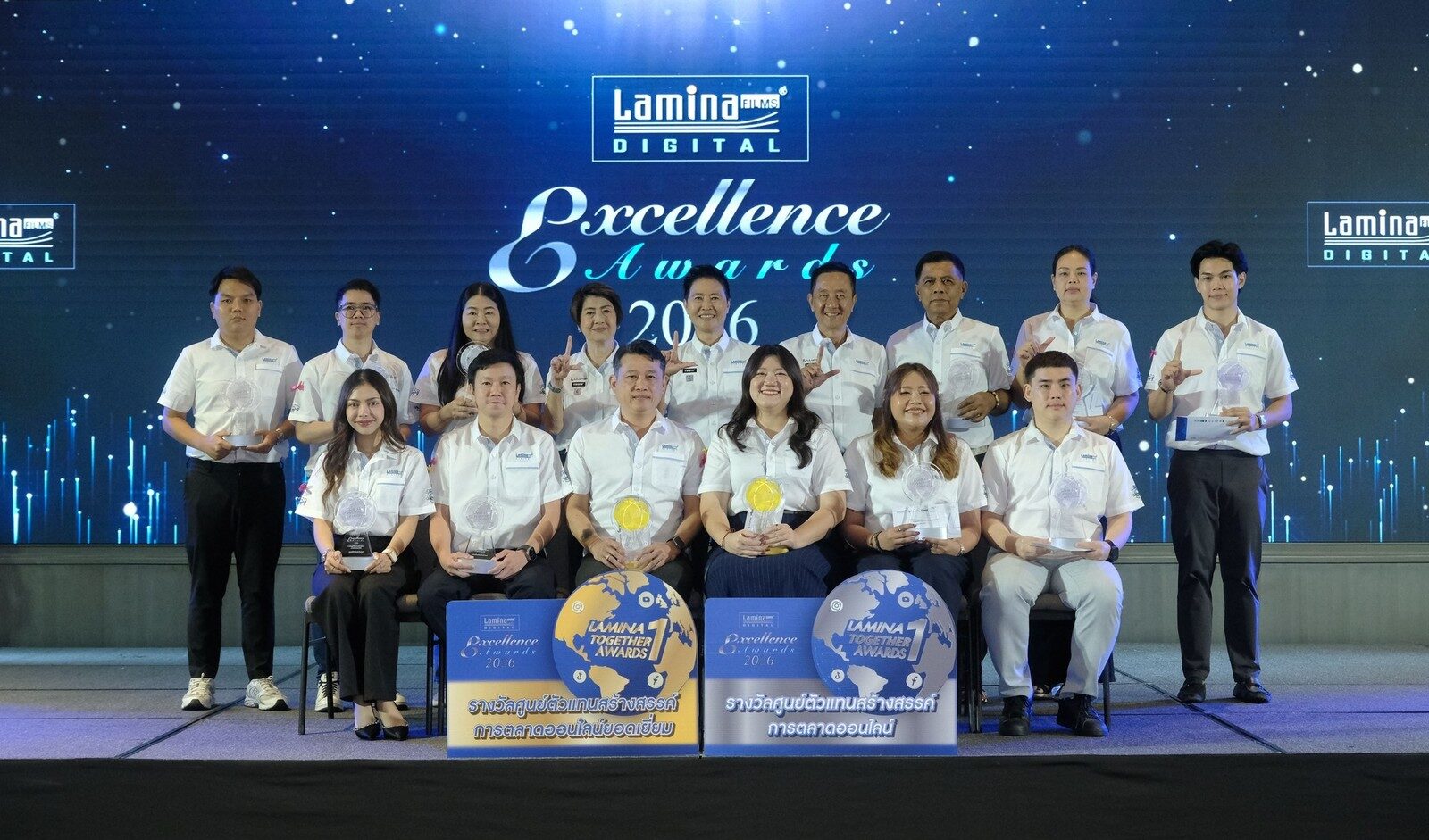 ผู้ได้รับรางวัลศูนย์ตัวแทนสร้างสรรค์การตลาดออนไลน์ถ่ายภาพหมู่หน้าป้ายรางวัล